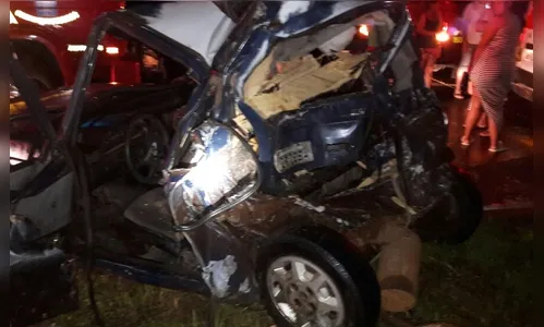 Carro e caminhonete colidem próximo ao marco do Trópico de Capricórnio