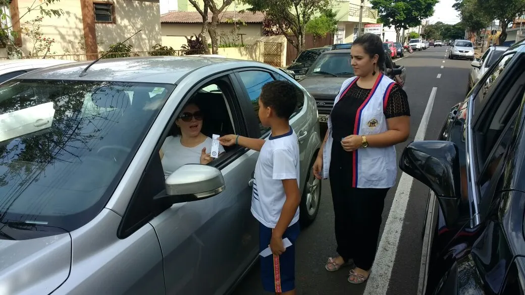 Alunos distribuíram poesias autorais aos motoristas. Foto: José Antônio Ferreira/WhatsApp