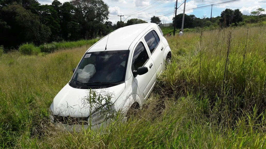 Fiat Uno caiu em um barranco perto do Tropical Shopping. Foto: Sérgio Rodrigo