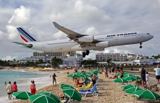 Aviões passam bem perto dos turistas em aeroporto no Caribe - Foto: Arquivo