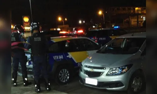 Rapaz e menor são detidos com carro roubado em Arapongas