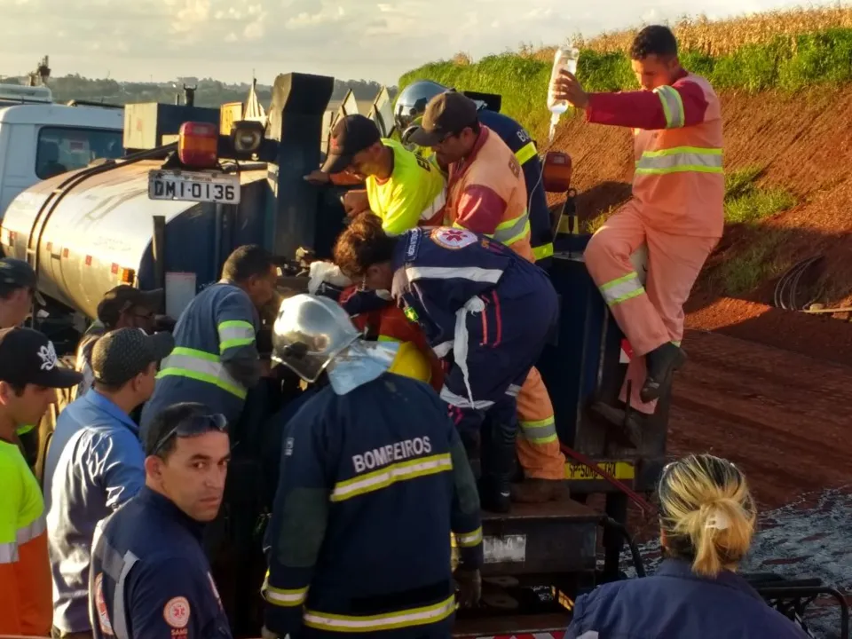 Trabalhador foi socorrido por equipes do Samu e Bombeiros - Foto: Maícon Sales - RTV Canal 38