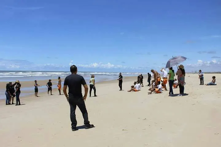 Detentos durante momento de lazer em praia no Sergipe, com autorização judicial - Foto: Carolina Matias