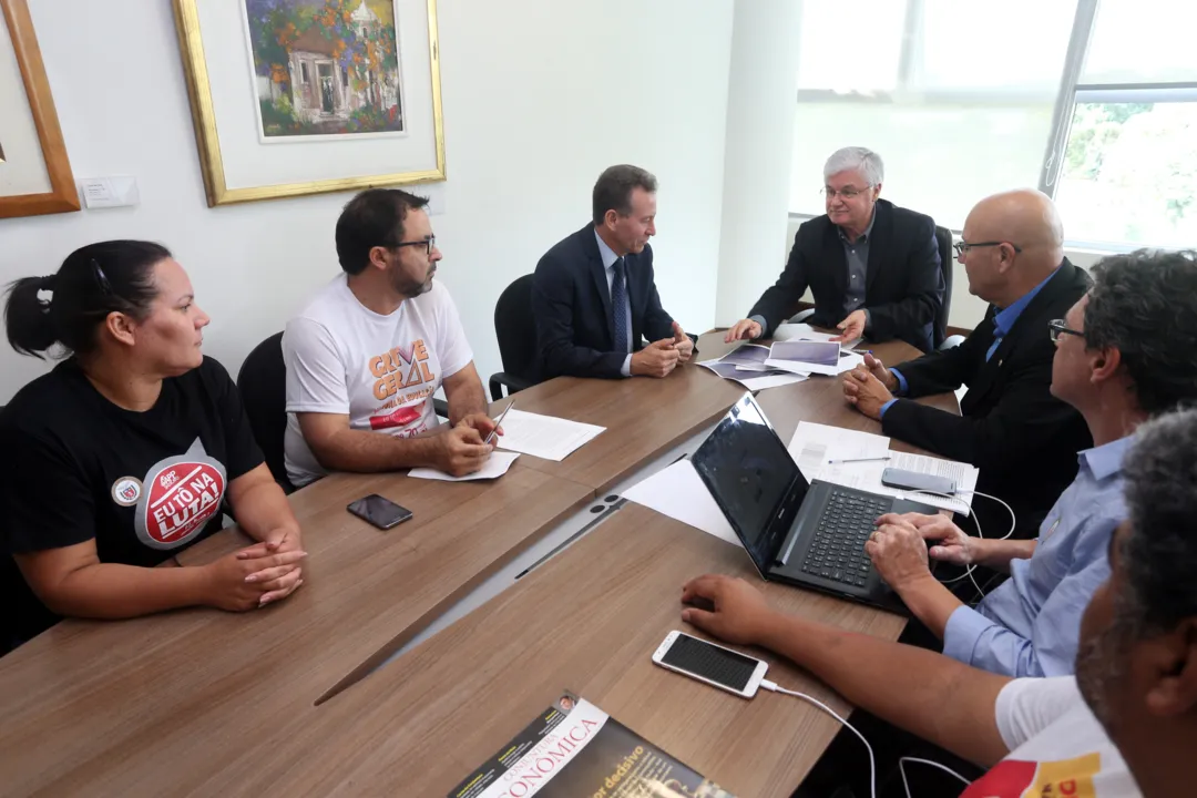 Secretário chefe da Casa Civil, Deputado Valdir Rossoni, Deputado Luiz Claudio Romanelli, Deputado Professor Lemos se reúnem com membros do sindicato que representa os professores. (Foto: Orlando Kissner / ANPr)