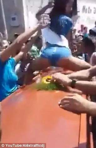 Moça rebola sobre caixão: funeral em clima sensual - Foto: YouTube/Alextrafficdj