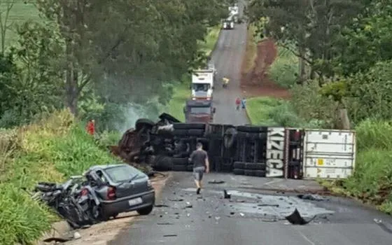Colisão envolveu um VW Gol e um caminhão, que tombou na rodovia - Foto: Reprodução WhatsApp/Você é o Repórter