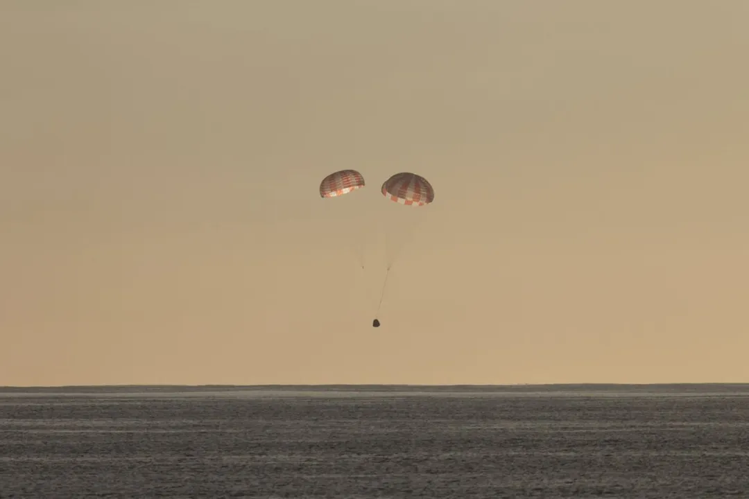 A cápsula do Dragon teve velocidade reduzida por pára-quedas antes de chegar ao Oceano Pacífico - Foto: SpaceX