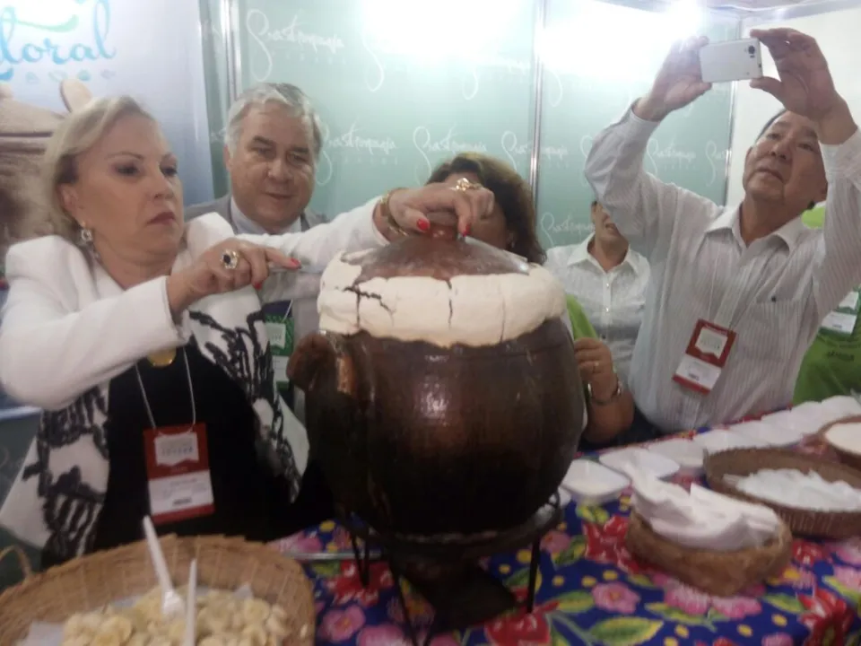 Degustação do barreado, prato típico de Paranaguá e Litoral. Professor Jacó Gimennes e Vera Telles, Presidente da FUMTUR/Paranaguá. (foto - AEN)