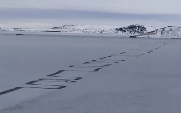 Linhas em ziguezague na água gelada do Lago Thingvallavatn, na Islândia - Foto: Facebook