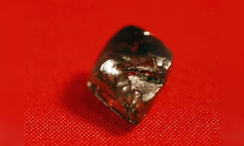 Menino de 14 anos acha diamante de 7,44 quilates em parque 