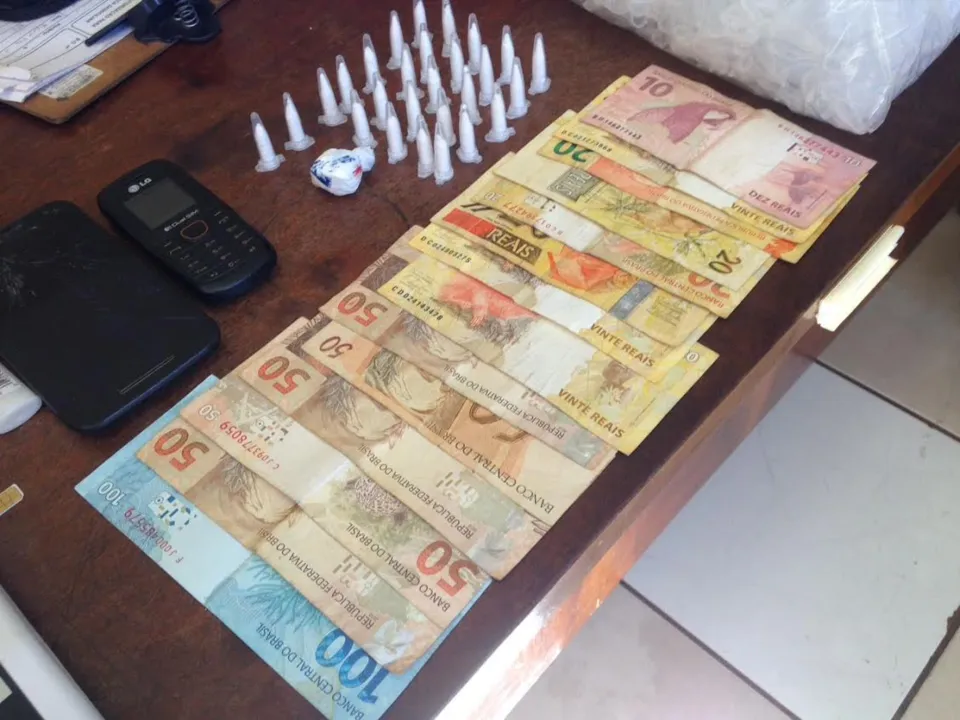 Pinos de cocaína e dinheiro apreendidos pela PM - Foto: Reprodução/Whatssap