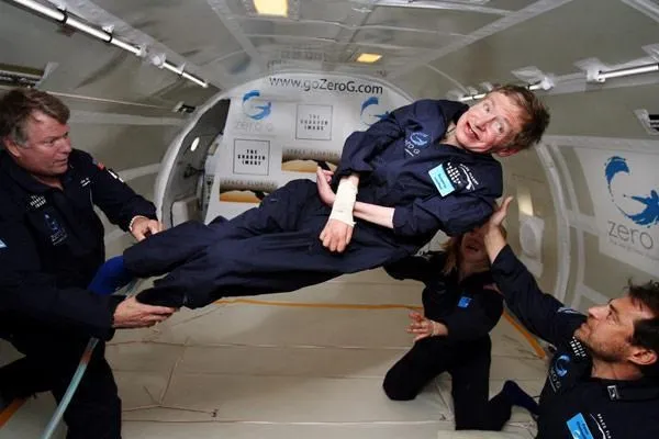 Ainda em 2007, Hawking experimentou os efeitos da gravidade zero e, pela primeira vez em décadas, conseguiu sair de sua cadeira de rodas - Foto: Reprodução/NewScientist