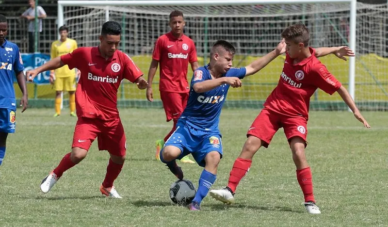 Jogadores sub-15 do Internacional fazem parte da escola de base do clube. (Foto - Sport Club Internacional)