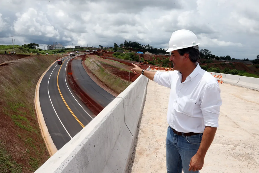Governado Beto Richa no viaduto construído na BR-376, em Apucarana - Foto: TNONLINE