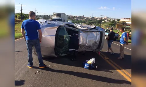Acidente entre dois carros deixa rapaz ferido em Jandaia do Sul