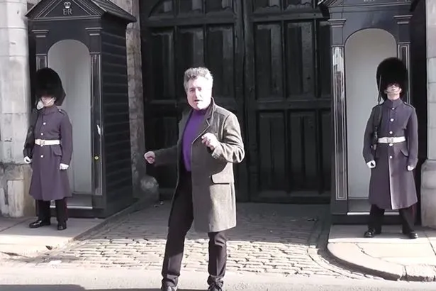 Turista irritou guarda britânico ao dançar - Imagem -  YouTube