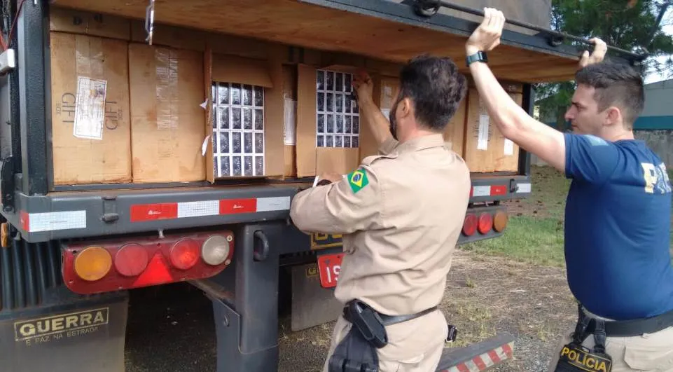 ​Agentes da PRF radicados no Paraná fizeram mais uma apreensão de contrabando - Foto: Divulgação/PRF
