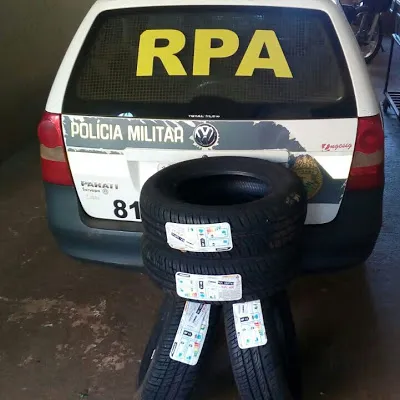 A polícia prendeu um homem com quatro pneus furtados. Foto: Blog do Berimbau