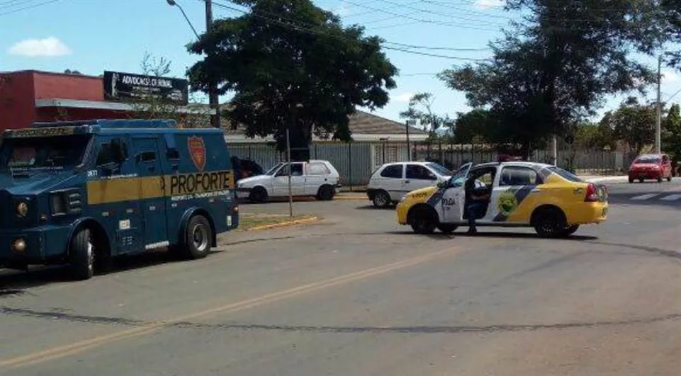 Carro-forte foi atingido por vários tiros de fuzil: rua da Delegacia de Ortigueira está interditada  - Foto: Divulgação/Polícia Civil