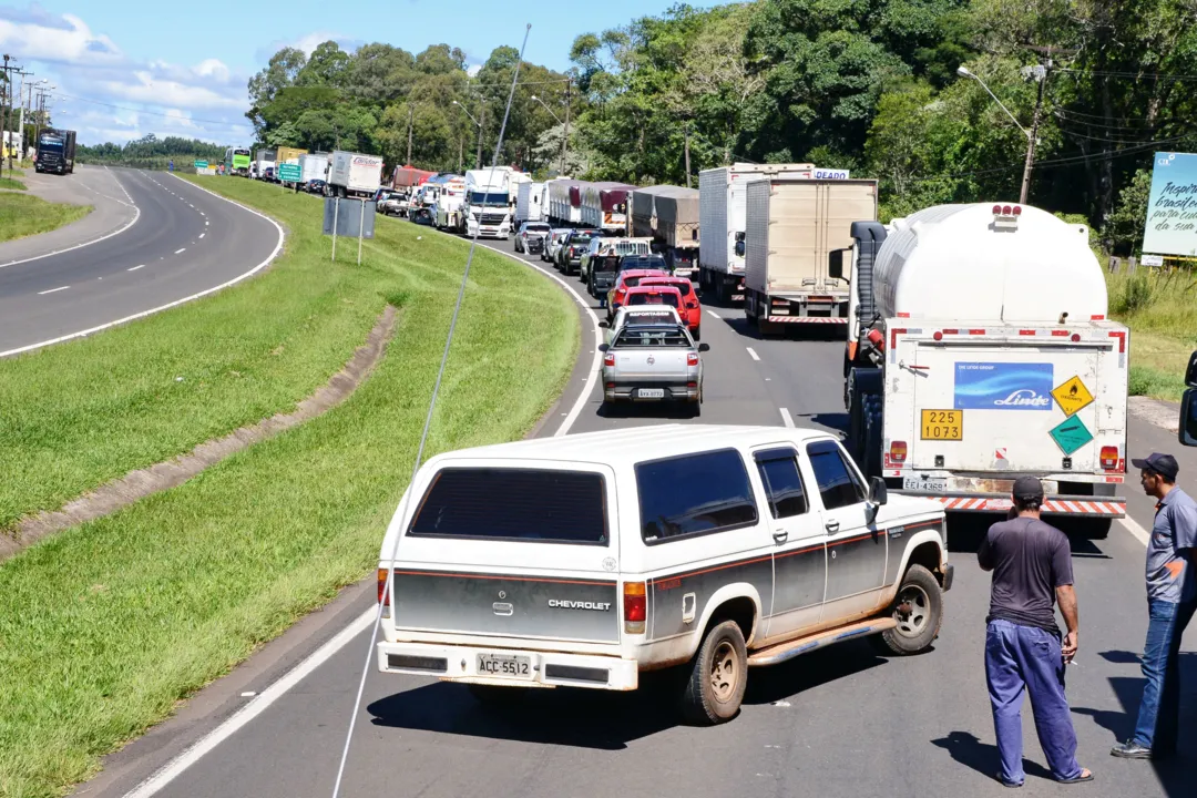 Rodovia está interditada por conta da tentativa de assalto. Foto: Delair Garcia