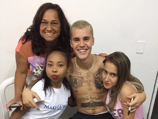 Kaline à esquerda acompanhada da mãe e de uma amiga em foto com Bieber. Foto - twitter