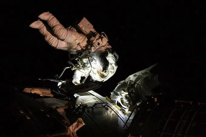 Caminhada espacial realizada na última quinta-feira, na ISS  -Foto: NASA/Divulgação/Twitter)