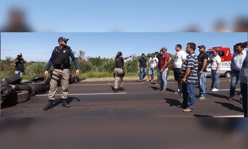 Moradores cobram mais segurança e fecham BR-376 em Jandaia do Sul