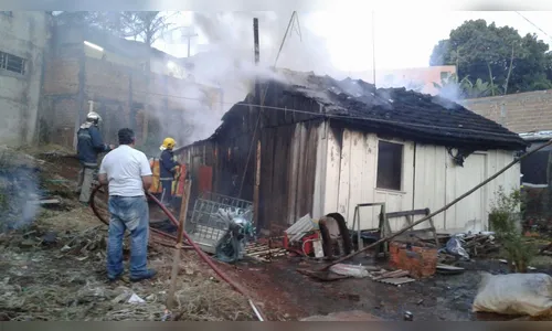 Incêndio destrói residência em Arapongas 