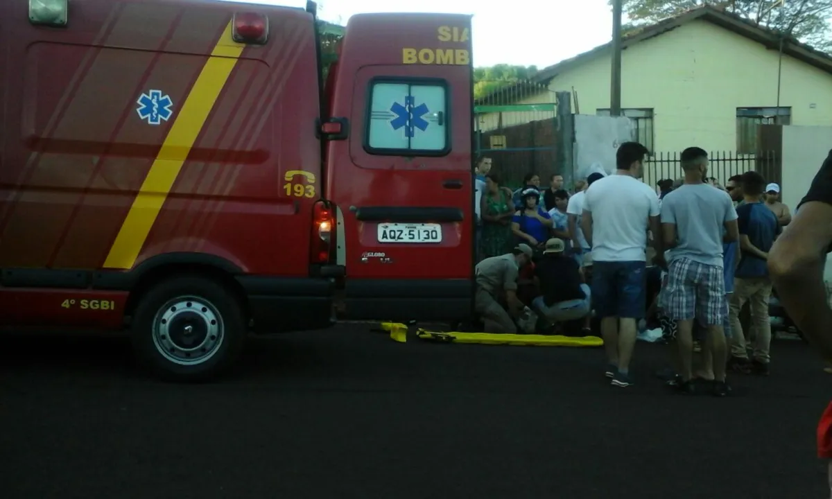 Motociclista foi encaminhado ao hospital com ferimentos graves. (Fotos: reprodução/Juarez Rocha – Canal 38)