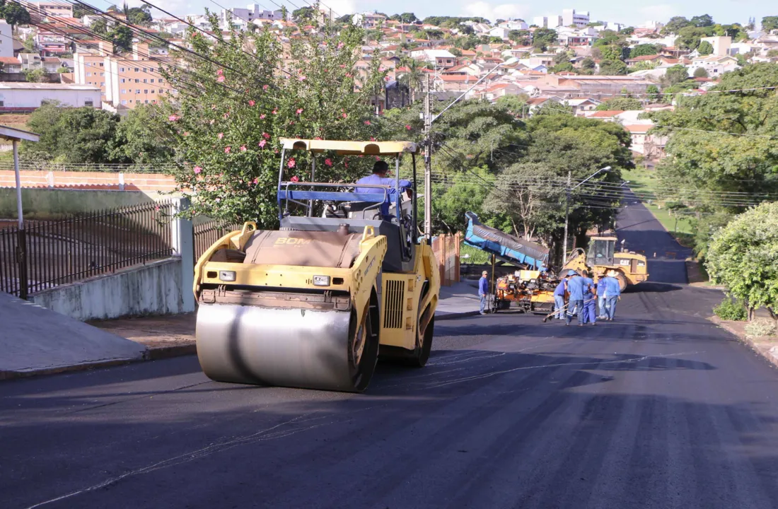 ​A Prefeitura de Apucarana está recapeando o pavimento de grande parte das ruas por onde passam os ônibus do transporte coletivo de passageiros. Foto: Assessoria