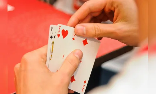 Jogo de baralho termina em agressão física após acusação de trapaça  