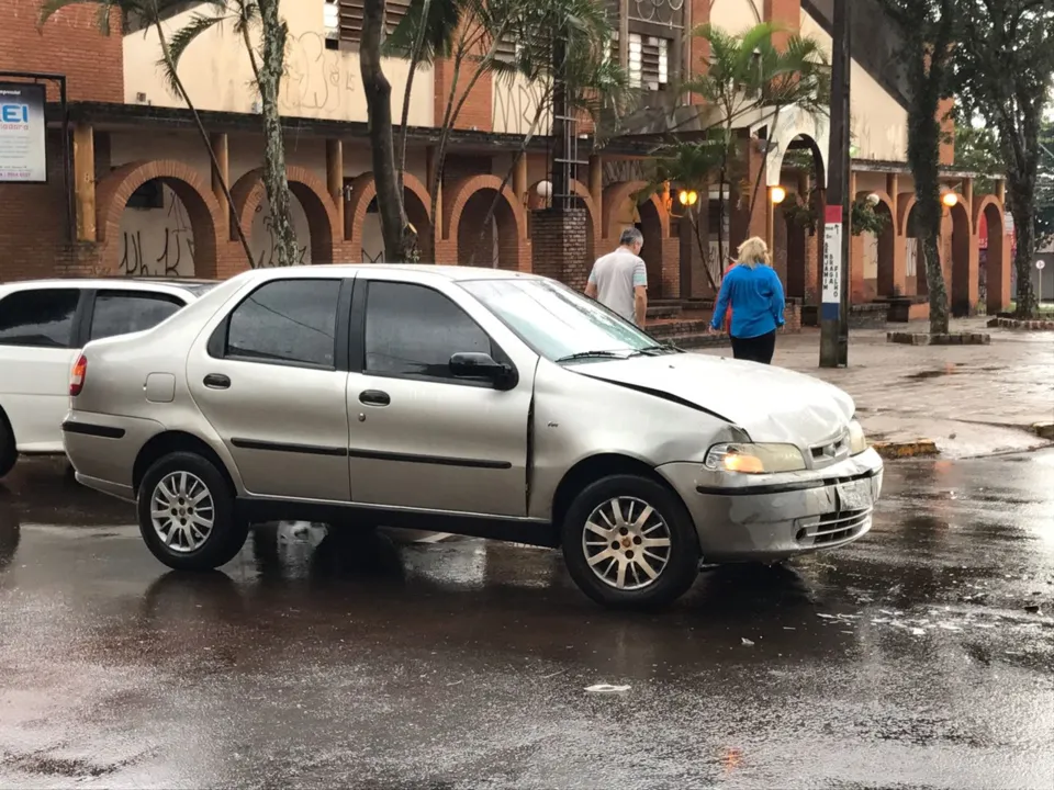 Motorista do Fiat Siena trafegada pela Rua Desembargador Clotário Portugal quando foi atingido. Foto: TNONline