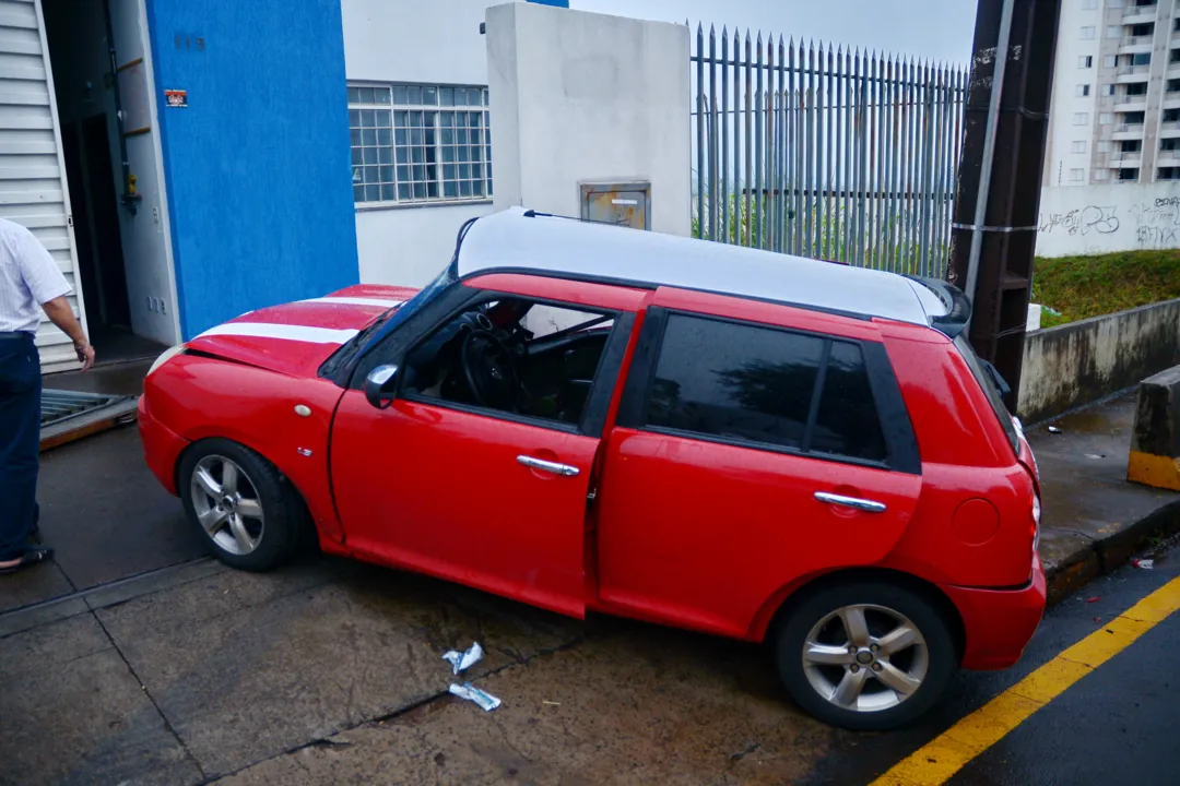 Motorista perdeu o controle da direção e atingiu muro. Foto: Sérgio Rodrigo