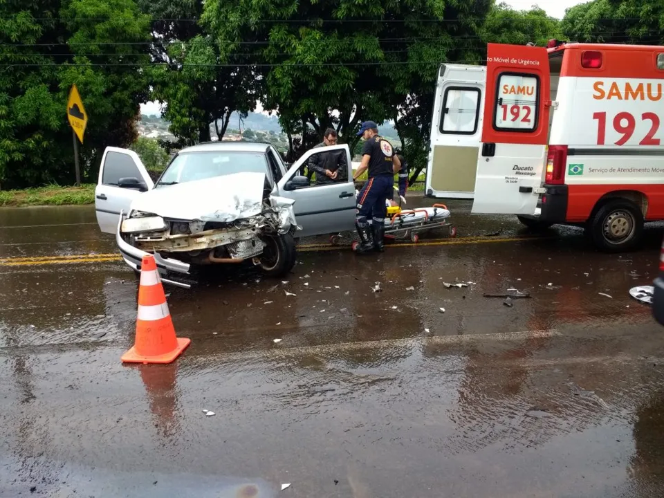 Motorista do VW Saveiro foi encaminhado ao Hospital da Providência pelo Samu. Foto: Colaboração/WhatsApp