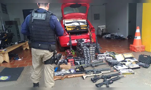 PRF apreende carro com quase 100 armas de airsoft 