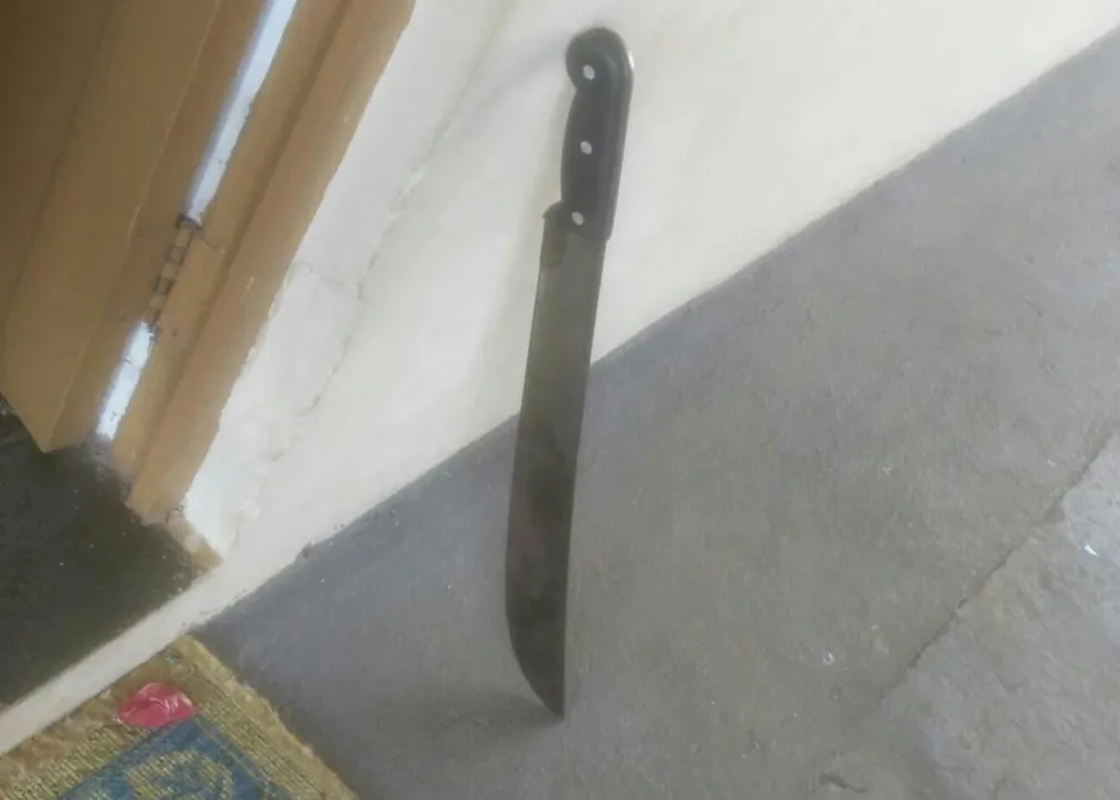 Uma das facas usadas na ação foi esquecida pelos bandidos. (foto - reprodução/whatsapp)
