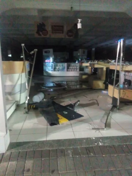 Loja ficou destruída após a ação dos bandidos. Foto: Bem Paraná
