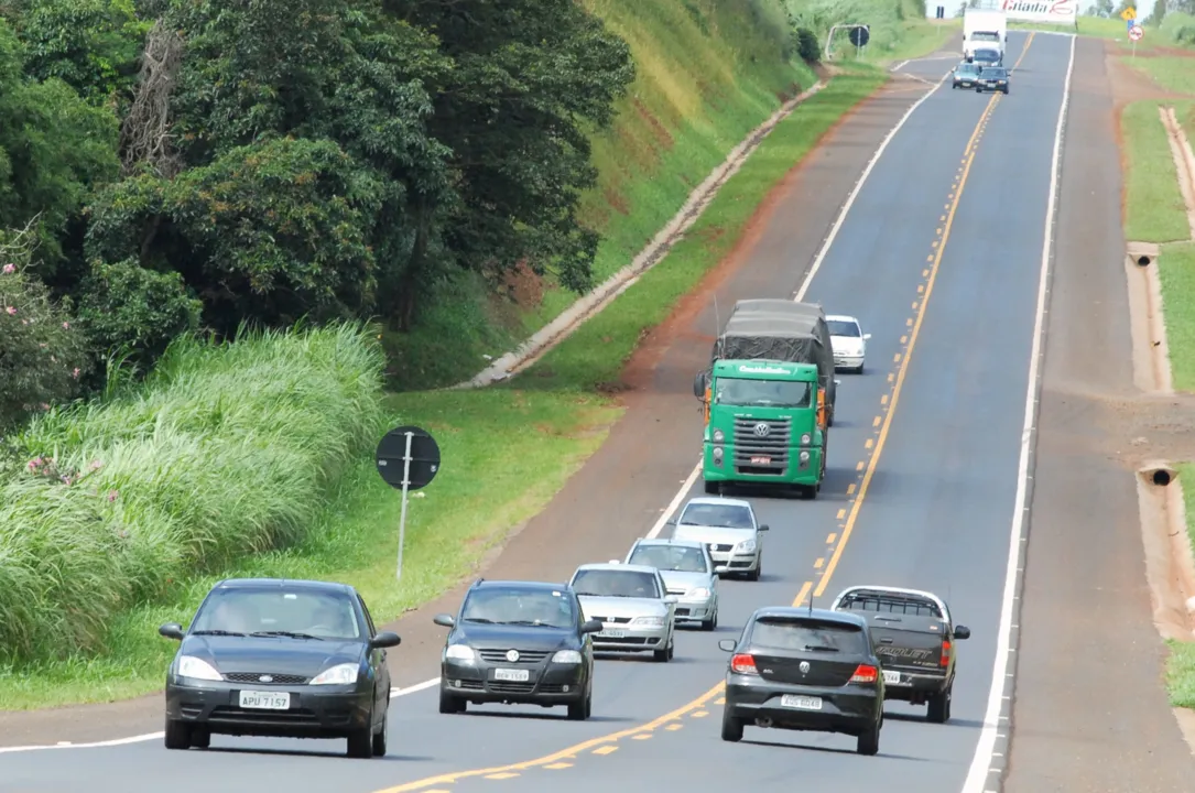 Tráfego de veículos nas rodovias estaduais e federais é intenso em feriados. Foto: Delair Garcia