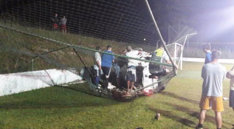 Jogadores ajudaram o motorista que foi levado ao hospital. Foto: Massa News