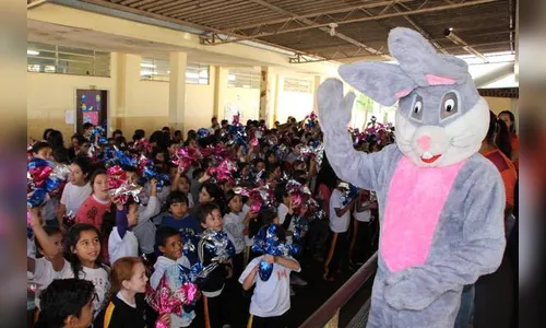 Prefeituras de Apucarana e Arapongas distribuem chocolates às crianças 