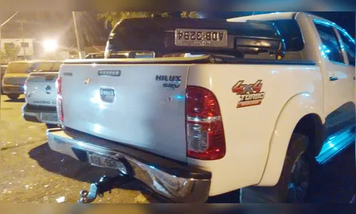 Jovem embriagado provoca danos em quatro carros estacionados 