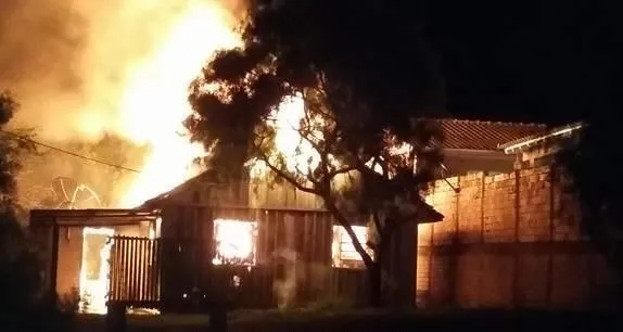 Incêndio destruiu a casa de madeira em Mauá da Serra. Foto. Fernando Vileski