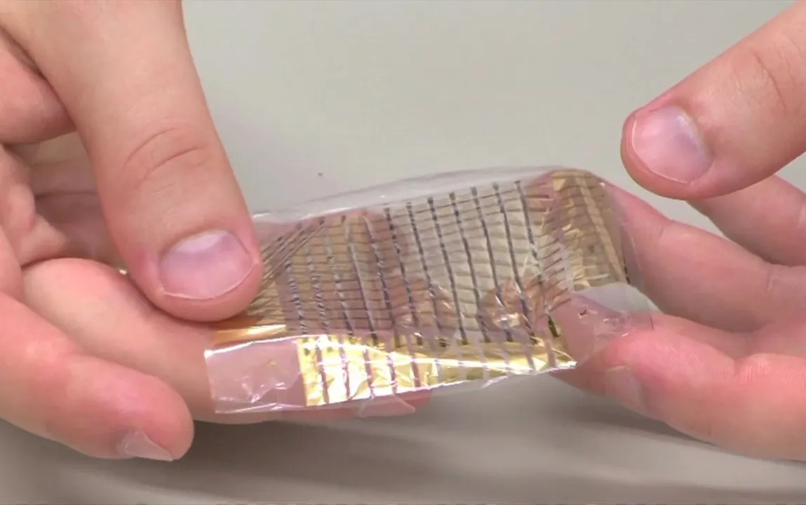   Pele artificial é um conjunto de circuitos feitos como materiais orgânicos - Foto: BBC