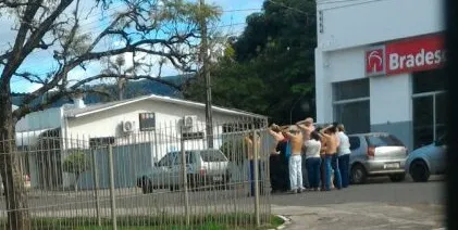 Funcionários e clientes feitos reféns durante assalto. Foto: Blog do Berimbau