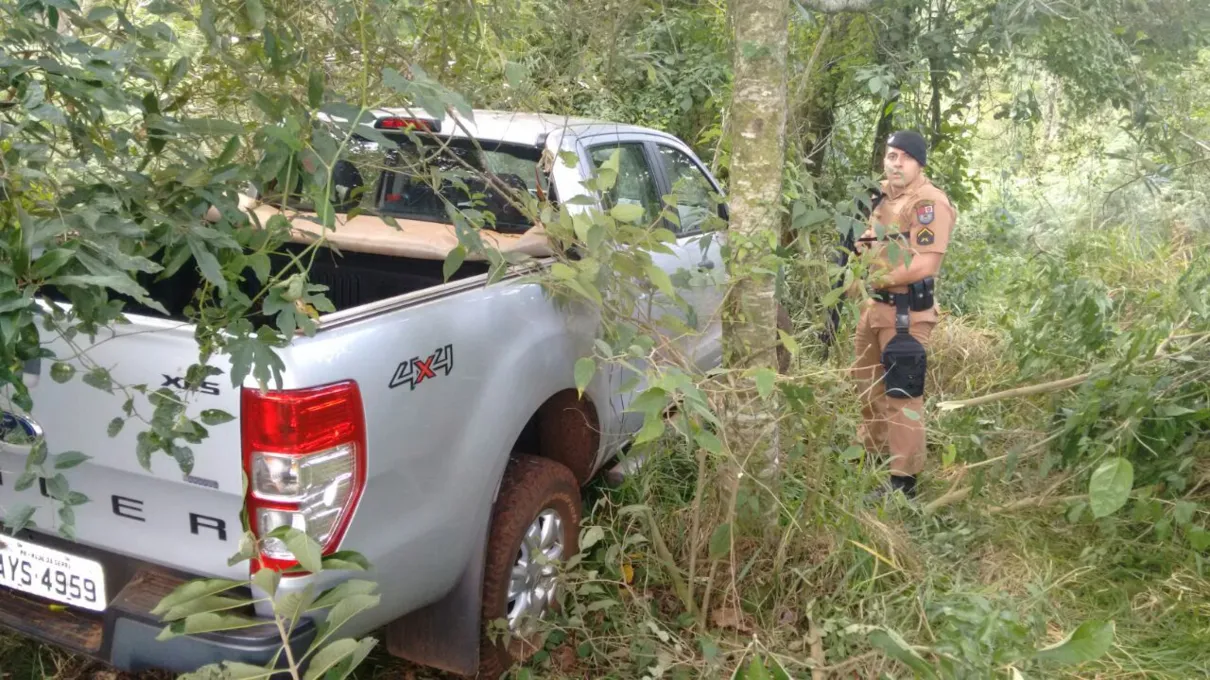 Caminhonete e pertences localizado em Mauá da Serra. Foto: Blog do Berimbau