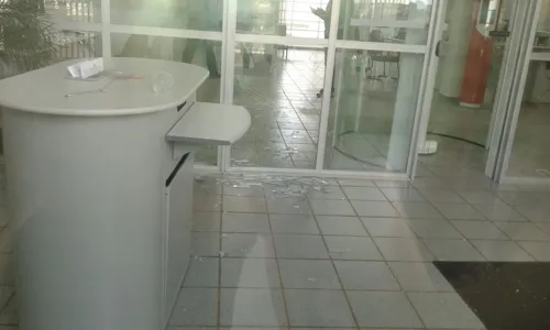 
						
							Quadrilha faz reféns durante assalto a banco em Rosário do Ivaí
						
						