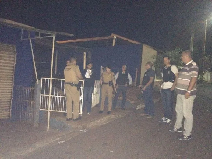 Polícias Civil e Militar cumpriram mandado de busca e apreensão em uma vidraçaria. Foto: Jandaia Online