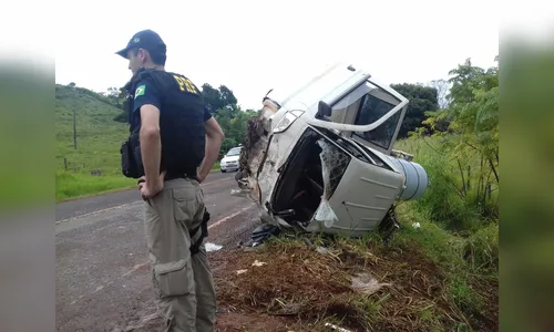 Cinco pessoas ficam feridas após acidente entre carro e furgão em Jandaia do Sul