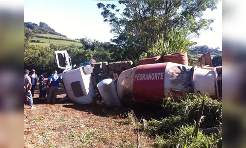 Tombamento de caminhão mobiliza equipes do Samu e Corpo de Bombeiros