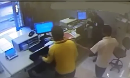 Dupla assalta agência dos Correios em Rio Bom